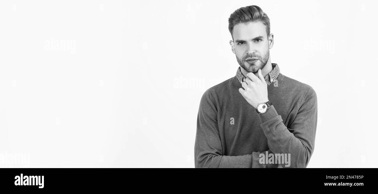 Schöner Mann mit stilvollen Haaren tragen Armbanduhr isoliert auf weißer, männlicher Mode. Mann Gesicht Porträt, Banner mit Kopieplatz. Stockfoto