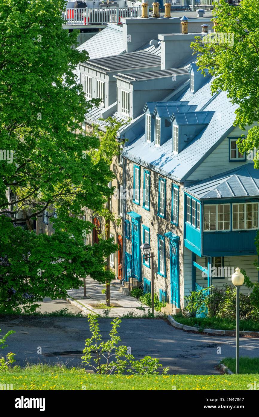 Farbenfrohe Häuser in einer Straße der Altstadt von Quebec City im Sommer, Kanada Stockfoto