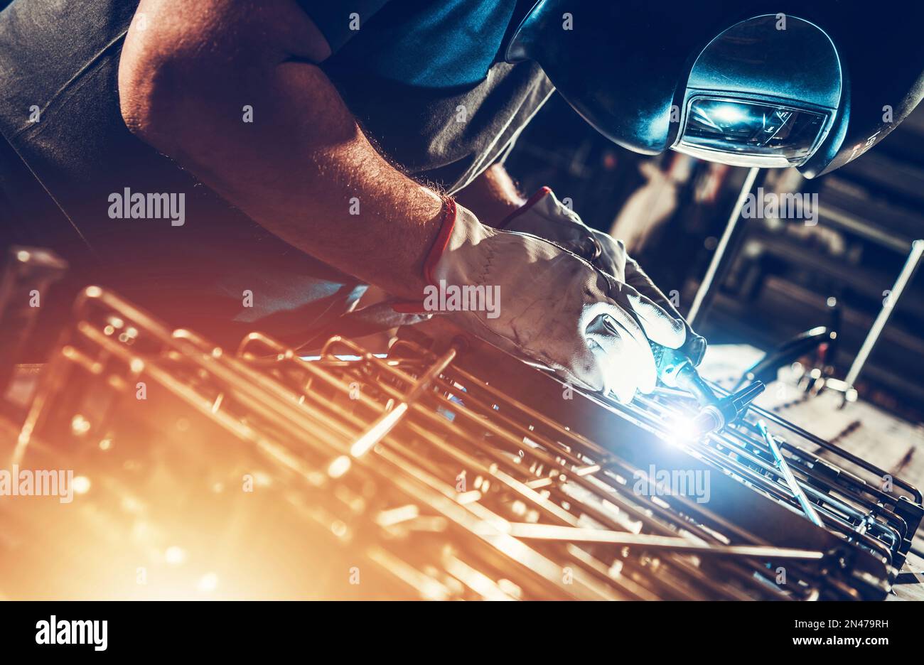 Professionelle Kaukasische Metallbearbeiter Beim Schweißen Von Metallteilen. Maßgefertigte Metallteile. Stockfoto