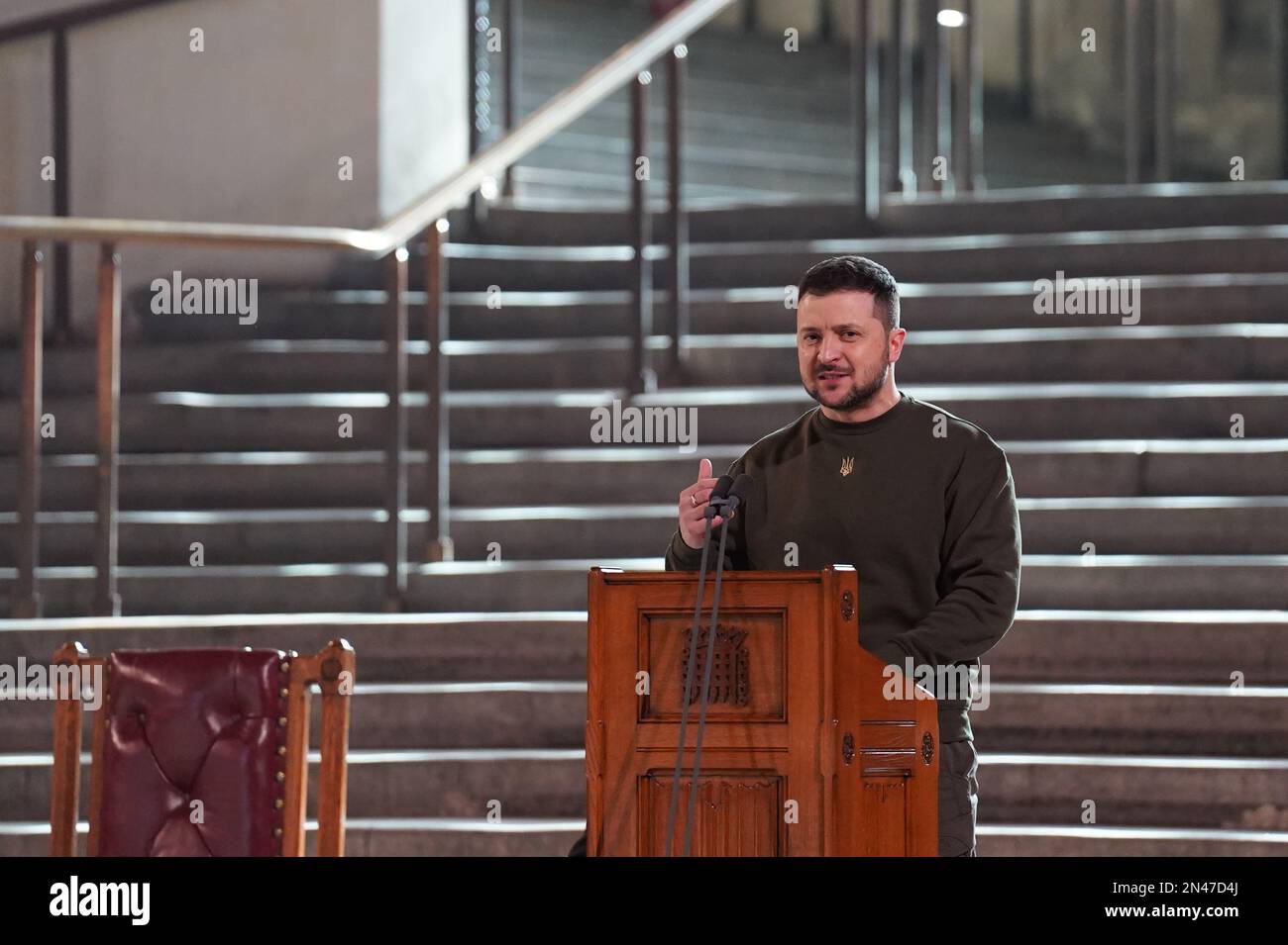 Der ukrainische Präsident Volodymyr Zelensky spricht während seines ersten Besuchs im Vereinigten Königreich seit der russischen Invasion der Ukraine in Westminster Hall in London vor Parlamentariern. Stockfoto