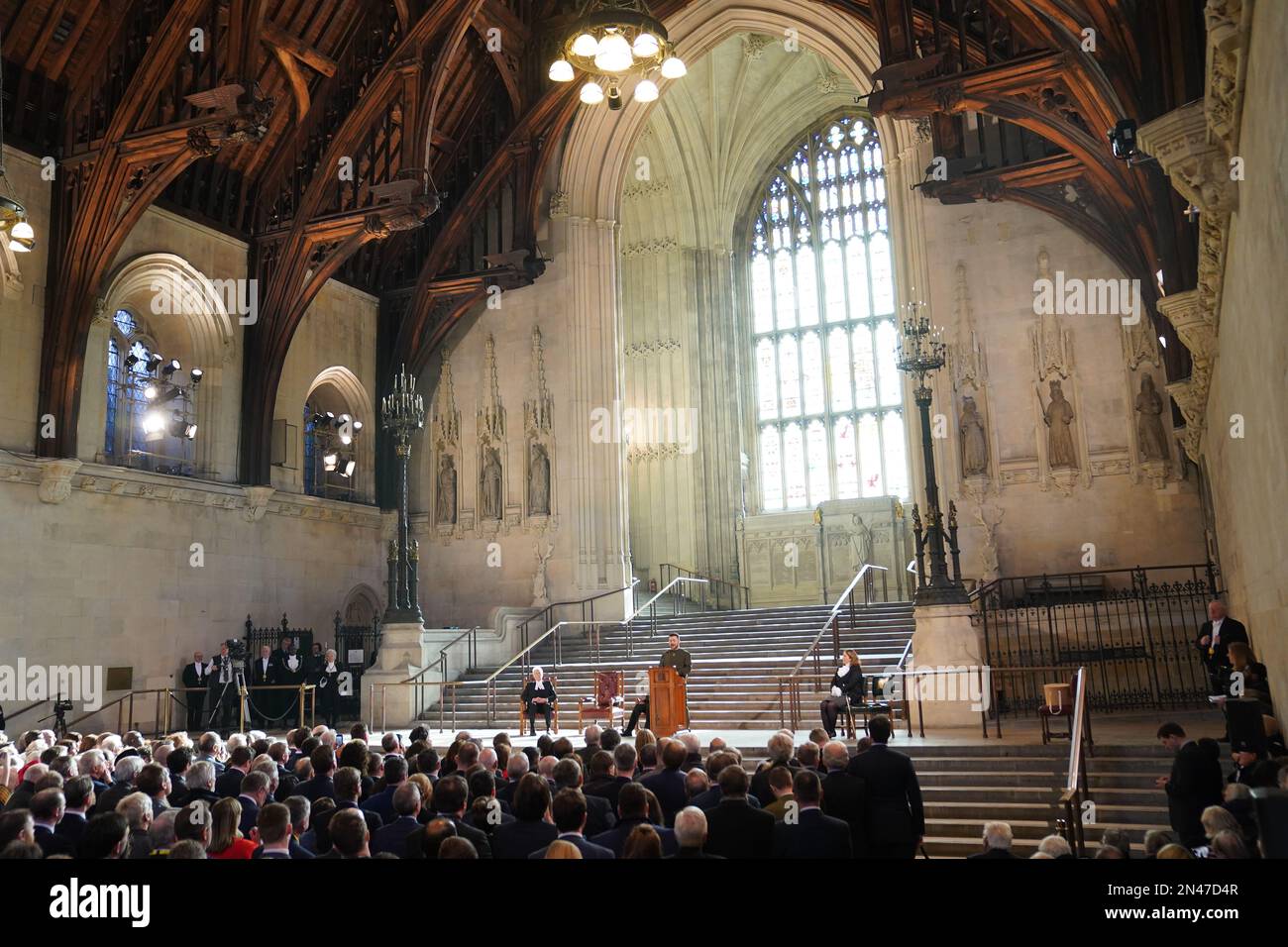 Der ukrainische Präsident Volodymyr Zelensky spricht während seines ersten Besuchs im Vereinigten Königreich seit der russischen Invasion der Ukraine in Westminster Hall in London vor Parlamentariern. Stockfoto