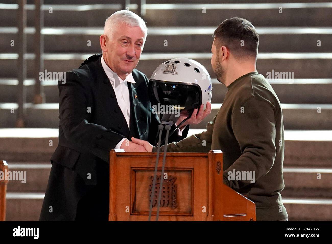 Der Sprecher des Unterhauses, Sir Lindsay Hoyle (links), hält den Helm eines der erfolgreichsten ukrainischen Piloten in der Hand und schreibt: "Wir haben Freiheit, gebt uns Flügel, um sie zu schützen", Die ihm vom ukrainischen Präsidenten Volodymyr Zelensky während seines ersten Besuchs im Vereinigten Königreich seit der russischen Invasion in der Ukraine vor Parlamentariern in Westminster Hall, London, vorgestellt wurde. Stockfoto