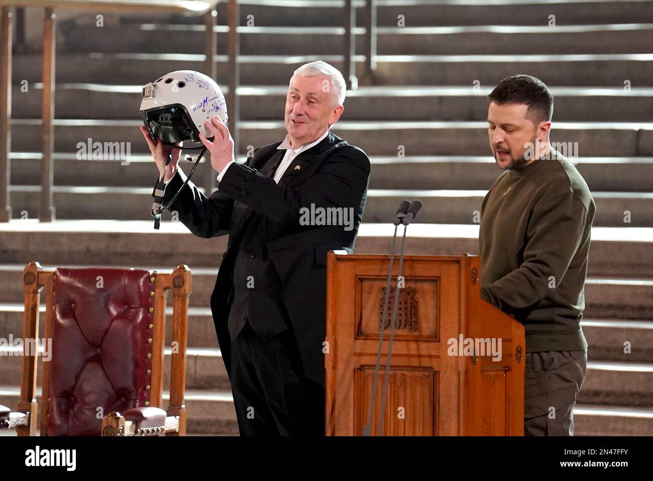 Der Sprecher des Unterhauses, Sir Lindsay Hoyle (links), hält den Helm eines der erfolgreichsten ukrainischen Piloten in der Hand und schreibt: "Wir haben Freiheit, gebt uns Flügel, um sie zu schützen", Die ihm vom ukrainischen Präsidenten Volodymyr Zelensky während seines ersten Besuchs im Vereinigten Königreich seit der russischen Invasion in der Ukraine vor Parlamentariern in Westminster Hall, London, vorgestellt wurde. Stockfoto