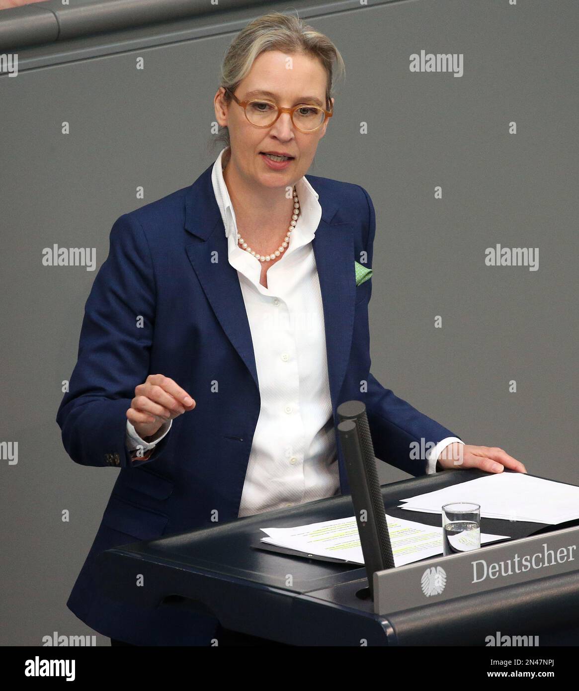 Berlin, Deutschland. 08. Februar 2023. Alice Weidel, die Anführerin der AfD, spricht im Deutschen Bundestag nach der Erklärung der Bundeskanzlerregierung. Kredit: Wolfgang Kumm/dpa/Alamy Live News Stockfoto