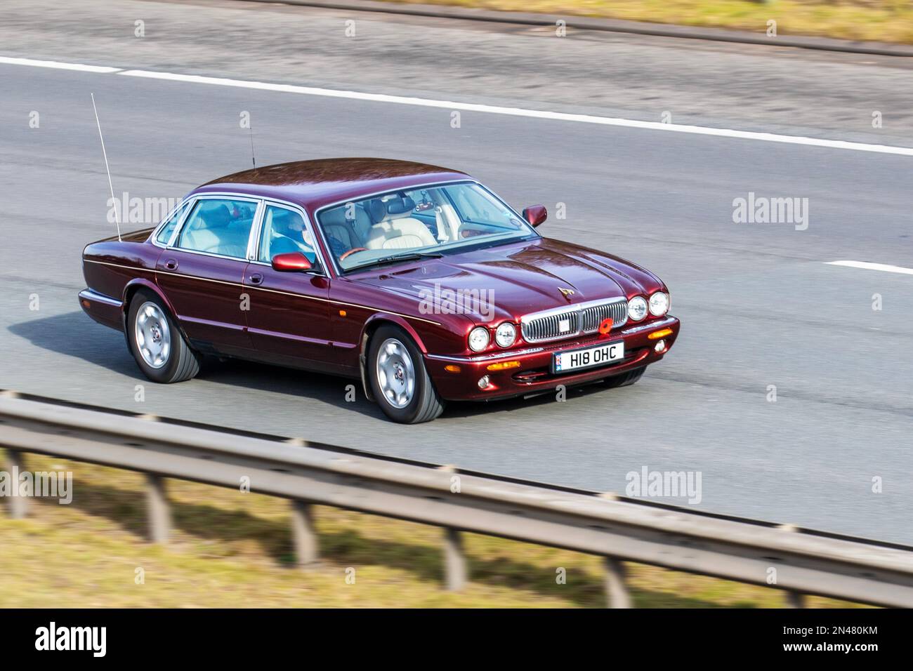 1998 90er Jahre Red British JAGUAR XJ 8 XJ8 3999 ccm Benzinmotor 5-Gang-Luxuslimousine; Fahrt auf der Autobahn M61 in Manchester, Großbritannien Stockfoto