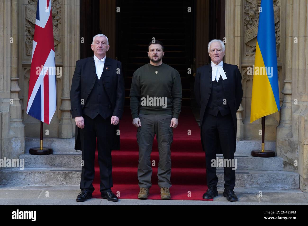 Sprecher des Unterhauses, Sir Lindsay Hoyle (links) und Sprecher des Oberhauses Lord McFall (rechts), begrüßt den ukrainischen Präsidenten Wolodymyr Zelensky in Westminster Hall in London, um während seines ersten Besuchs im Vereinigten Königreich seit der russischen Invasion in der Ukraine vor Parlamentariern zu sprechen. Bilddatum: Mittwoch, 8. Februar 2023. Stockfoto