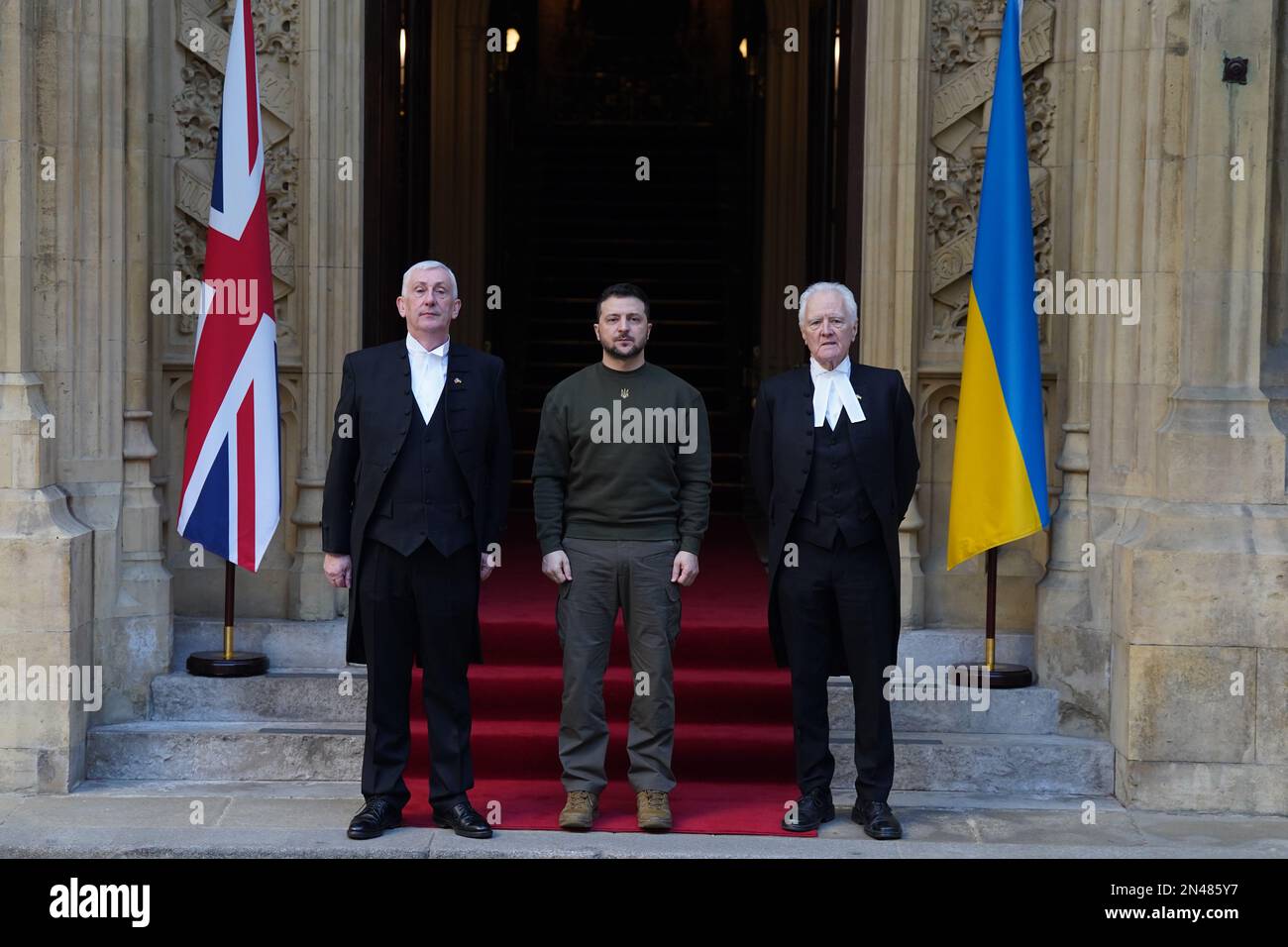 Sprecher des Unterhauses, Sir Lindsay Hoyle (links) und Sprecher des Oberhauses Lord McFall (rechts), begrüßt den ukrainischen Präsidenten Wolodymyr Zelensky in Westminster Hall in London, um während seines ersten Besuchs im Vereinigten Königreich seit der russischen Invasion in der Ukraine vor Parlamentariern zu sprechen. Bilddatum: Mittwoch, 8. Februar 2023. Stockfoto