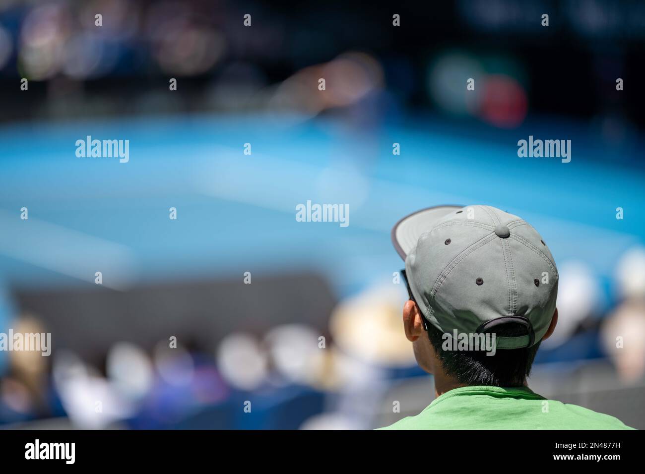 Tennisspieler, der bei einem Tennisspiel bedient wird, mit Beinfreiheit bei einem Sportspiel Stockfoto