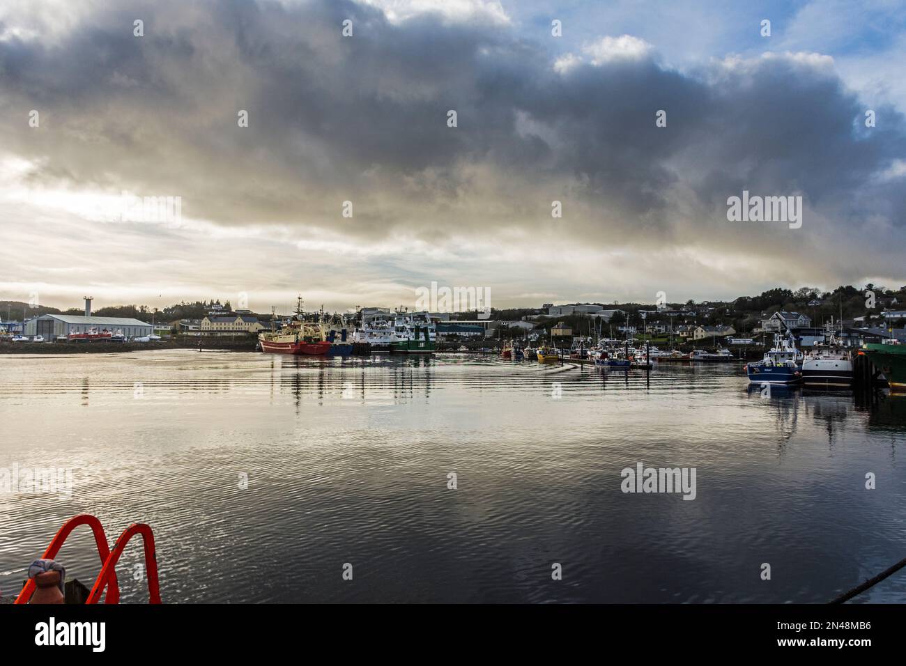 Killybegs Fischereihafen, Trawler, Boote und Yachten verlegt. County Donegal, Irland Stockfoto