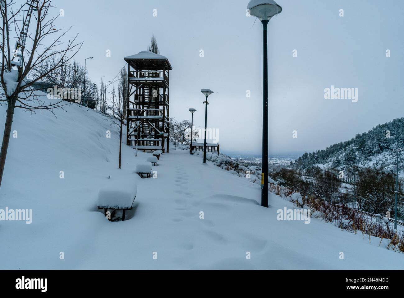 Wooden Observatory Schneefall im Winter Schneefall im Hintergrund. Verschneiter, kalter Tag, Frostwettersaison. Foto der Konzeptidee. Hohe Full hd-Fotoqualität. Stockfoto