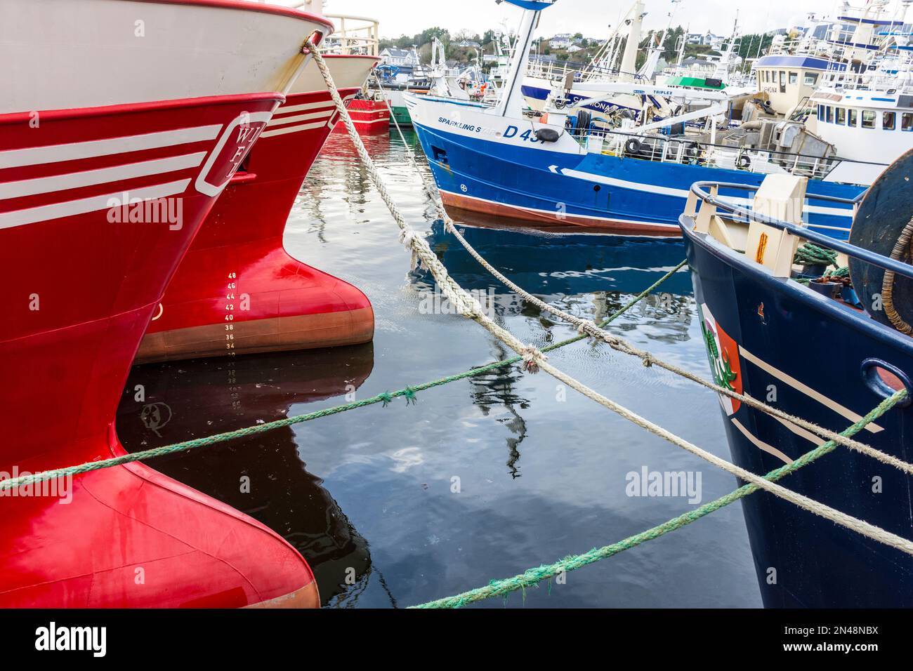 Killybegs Fischereihafen, Trawler verlegt. Reflexionen in Sea, County Donegal, Irland Stockfoto