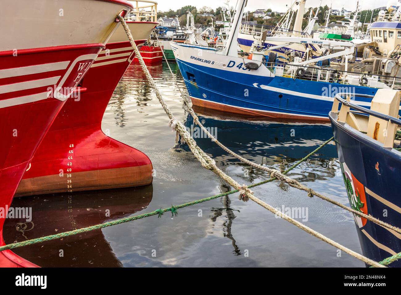 Killybegs Fischereihafen, Trawler verlegt. County Donegal, Irland Stockfoto