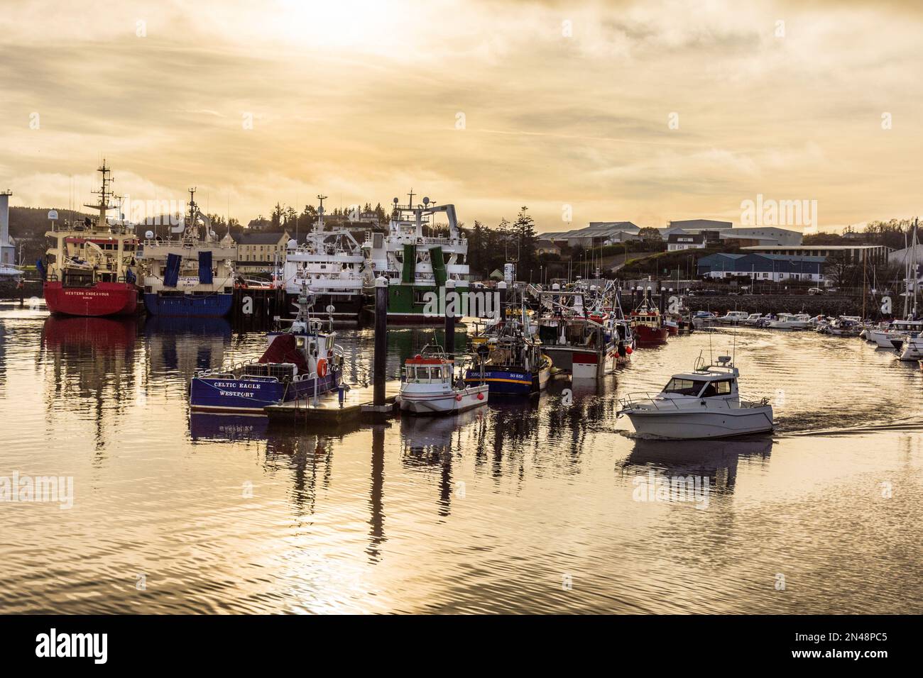 Killybegs Fischereihafen, Trawler, Boote und Yachten verlegt. County Donegal, Irland Stockfoto