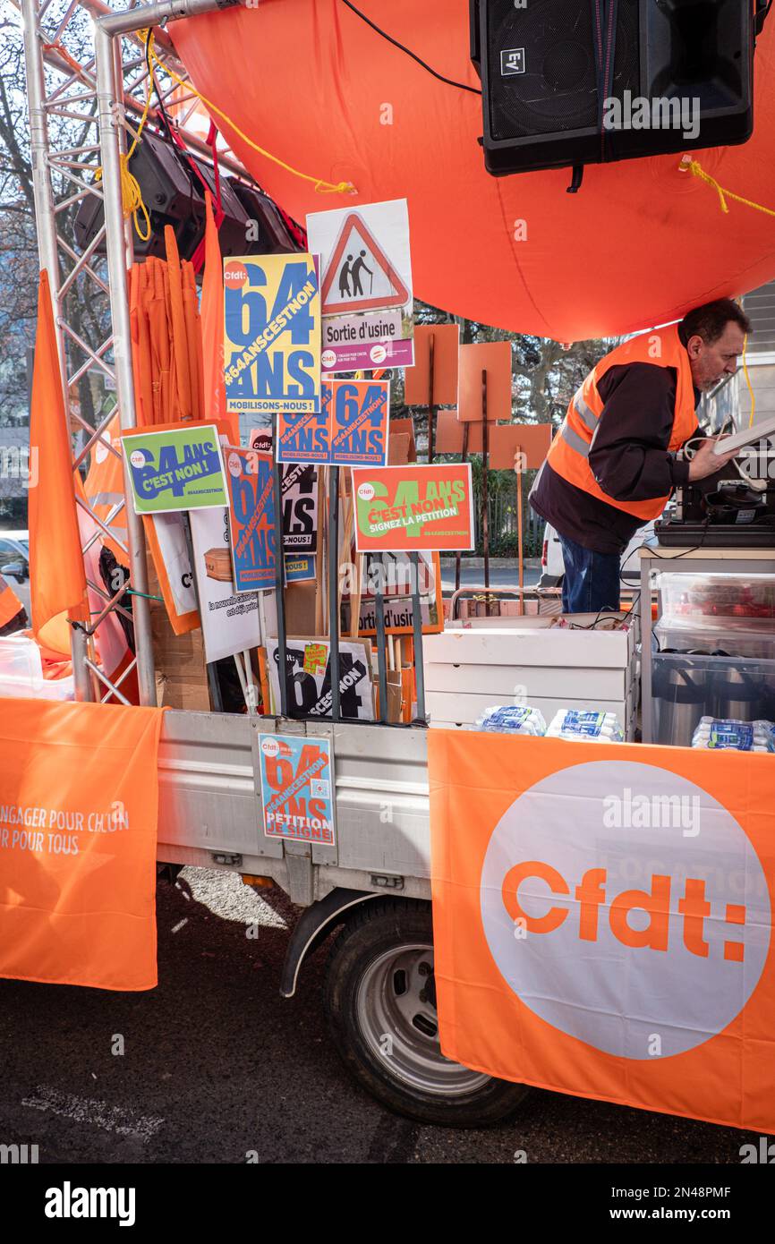 Frankreich, Lyon, 2023-02-07. Schilder auf dem CFDT-Gewerkschaftsvan zu Beginn der Demonstration gegen die Rentenreform. Stockfoto