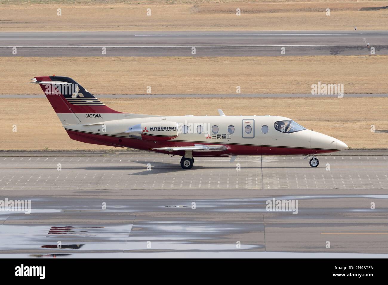 Präfektur Aichi, Japan - 08. März 2016: MHI Hawker Beechcraft Hawker 400A, Twinjet Corporate Aircraft. Stockfoto