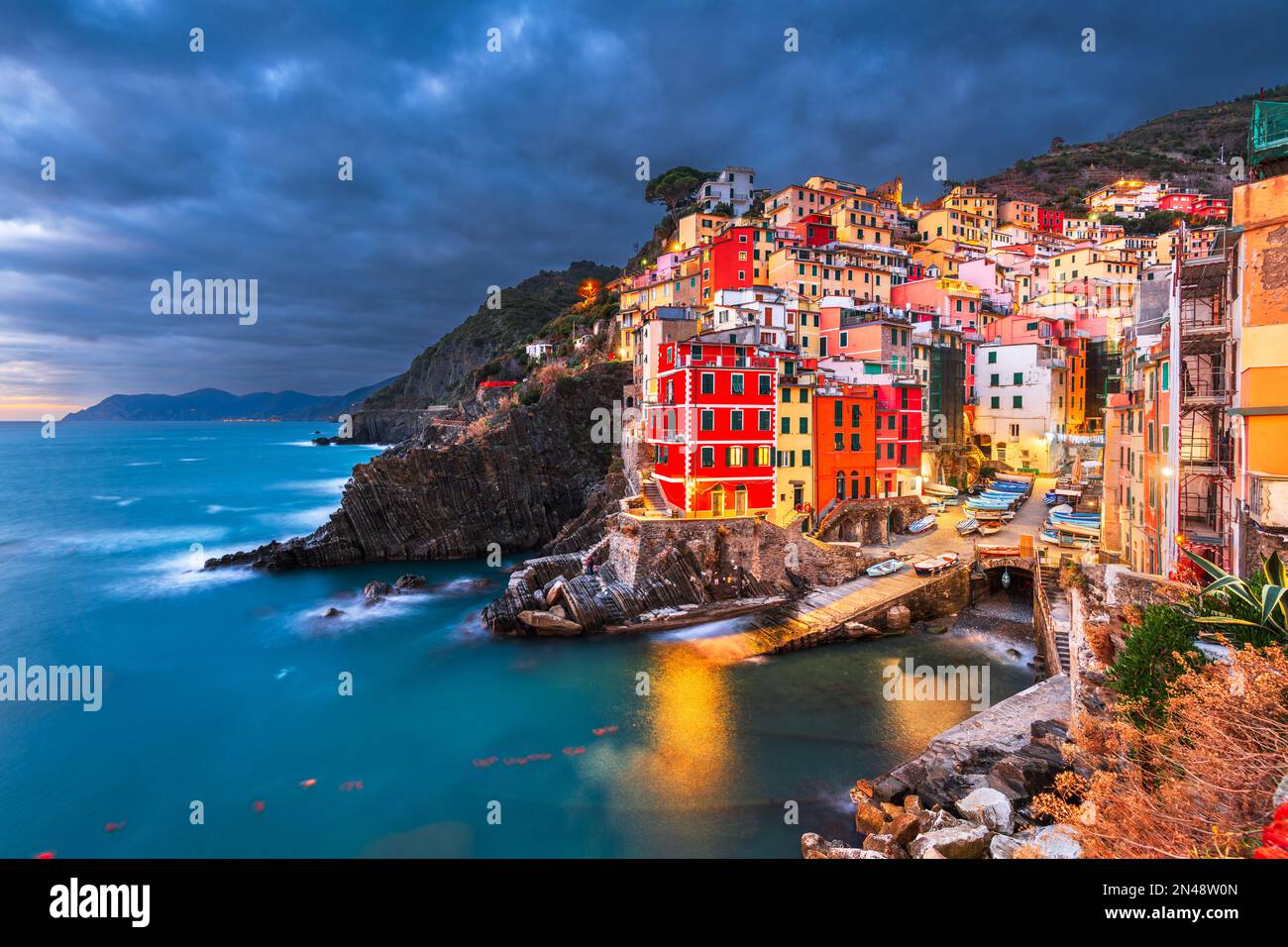 Riomaggiore, Italien, im Küstengebiet der Cinque Terre zur Blue Hour. Stockfoto