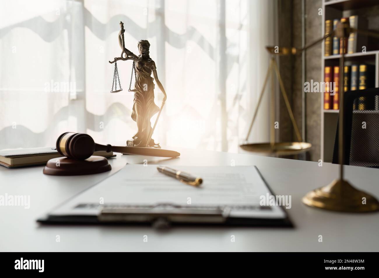 Vertrag über den Schreibtisch im Büro. Recht, Rechtsdienste, Beratung, Rechtsbegriff Stockfoto