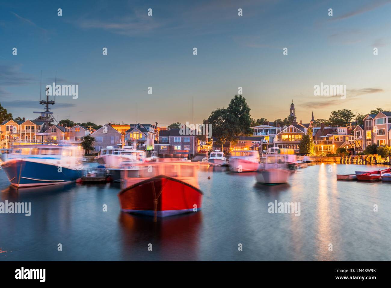 Rockport, Massachusetts, USA, Blick auf die Innenstadt und den Hafen in der Abenddämmerung. Stockfoto