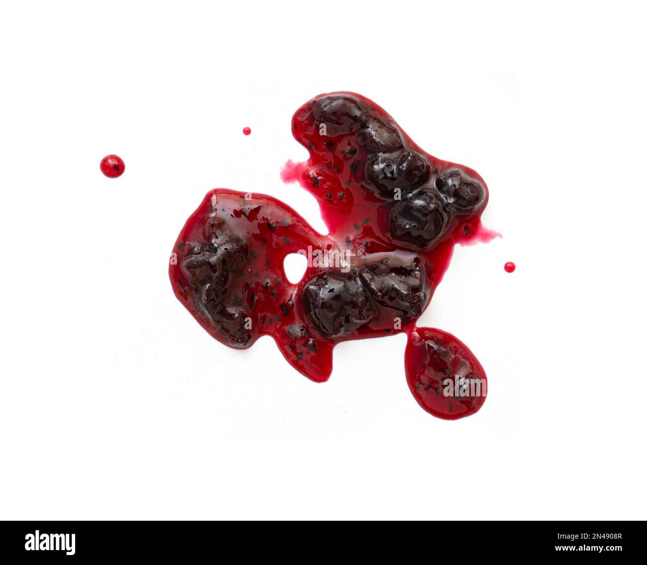 Abstrakter Fleck von süßer schwarzer Johannisbeermarmelade oder Sauce isoliert auf weißem, Draufsicht Stockfoto