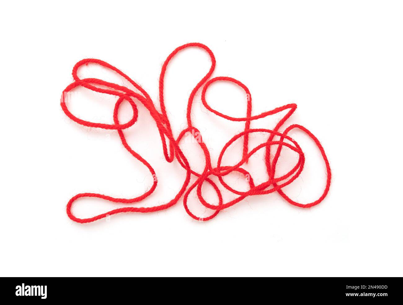 Langes, dünnes rotes Seil, Schnur isoliert auf weiß, Draufsicht Stockfoto