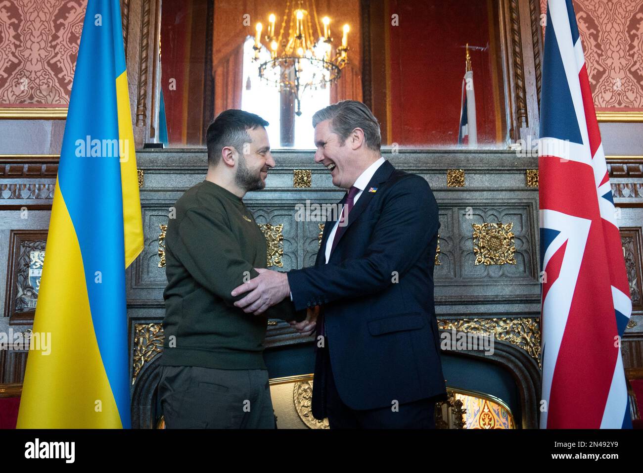 Labour-Führer Keir Starmer (rechts) trifft während seines ersten Besuchs im Vereinigten Königreich seit der russischen Invasion der Ukraine den ukrainischen Präsidenten Wolodymyr Zelensky im Haus des Sprechers im Palast von Westminster, London. Bilddatum: Mittwoch, 8. Februar 2023. Stockfoto