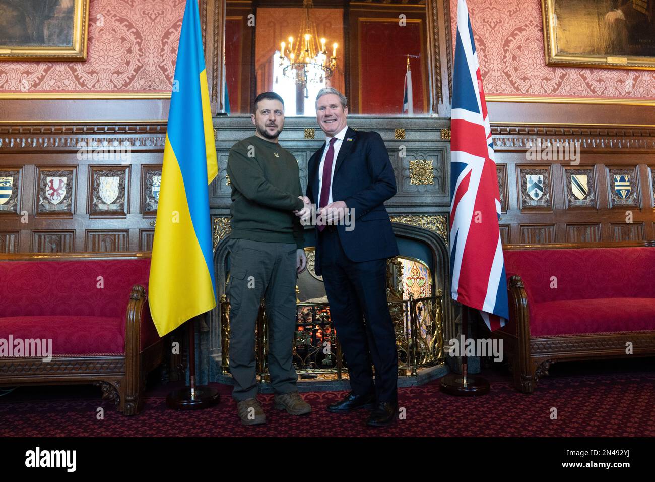 Labour-Führer Keir Starmer (rechts) trifft während seines ersten Besuchs im Vereinigten Königreich seit der russischen Invasion der Ukraine den ukrainischen Präsidenten Wolodymyr Zelensky im Haus des Sprechers im Palast von Westminster, London. Bilddatum: Mittwoch, 8. Februar 2023. Stockfoto