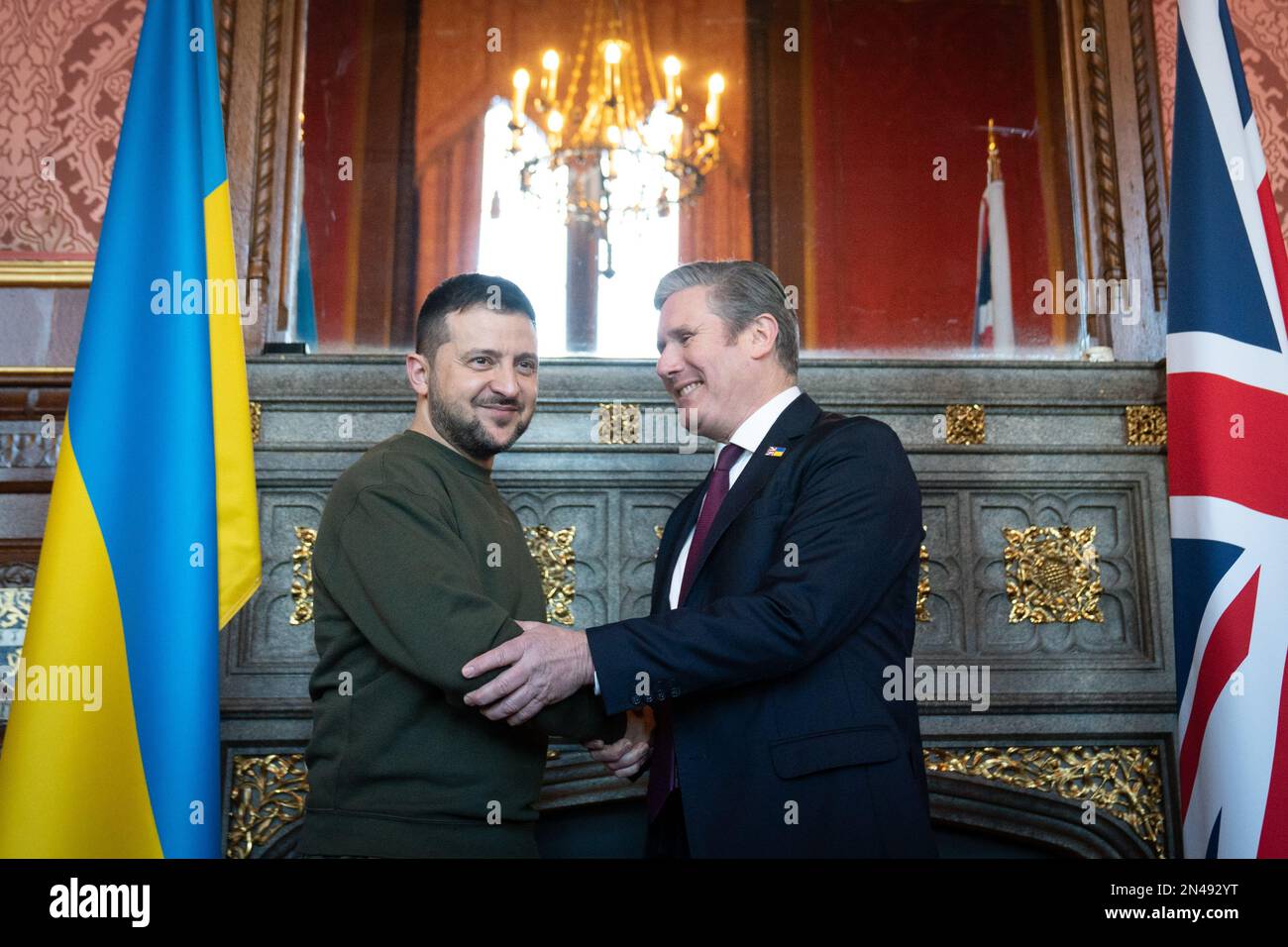 Labour-Führer Keir Starmer (rechts) trifft während seines ersten Besuchs im Vereinigten Königreich seit der russischen Invasion der Ukraine den ukrainischen Präsidenten Wolodymyr Zelensky im Haus des Sprechers im Palast von Westminster, London. Bilddatum: Mittwoch, 8. Februar 2023. Stockfoto