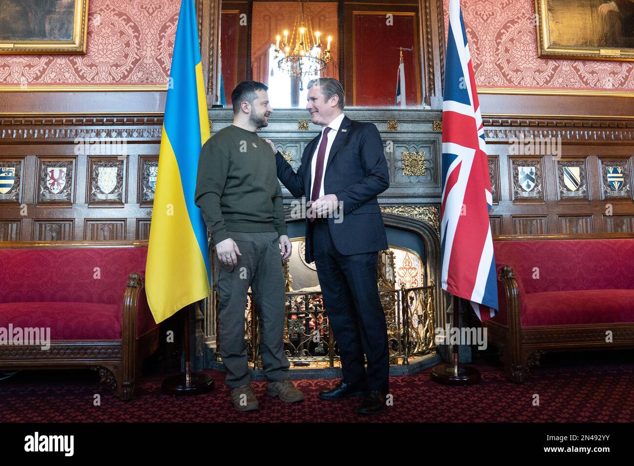 Labour-Führer Keir Starmer (rechts) trifft während seines ersten Besuchs im Vereinigten Königreich seit der russischen Invasion der Ukraine den ukrainischen Präsidenten Wolodymyr Zelensky im Haus des Sprechers im Palast von Westminster, London. Bilddatum: Mittwoch, 8. Februar 2023. Stockfoto