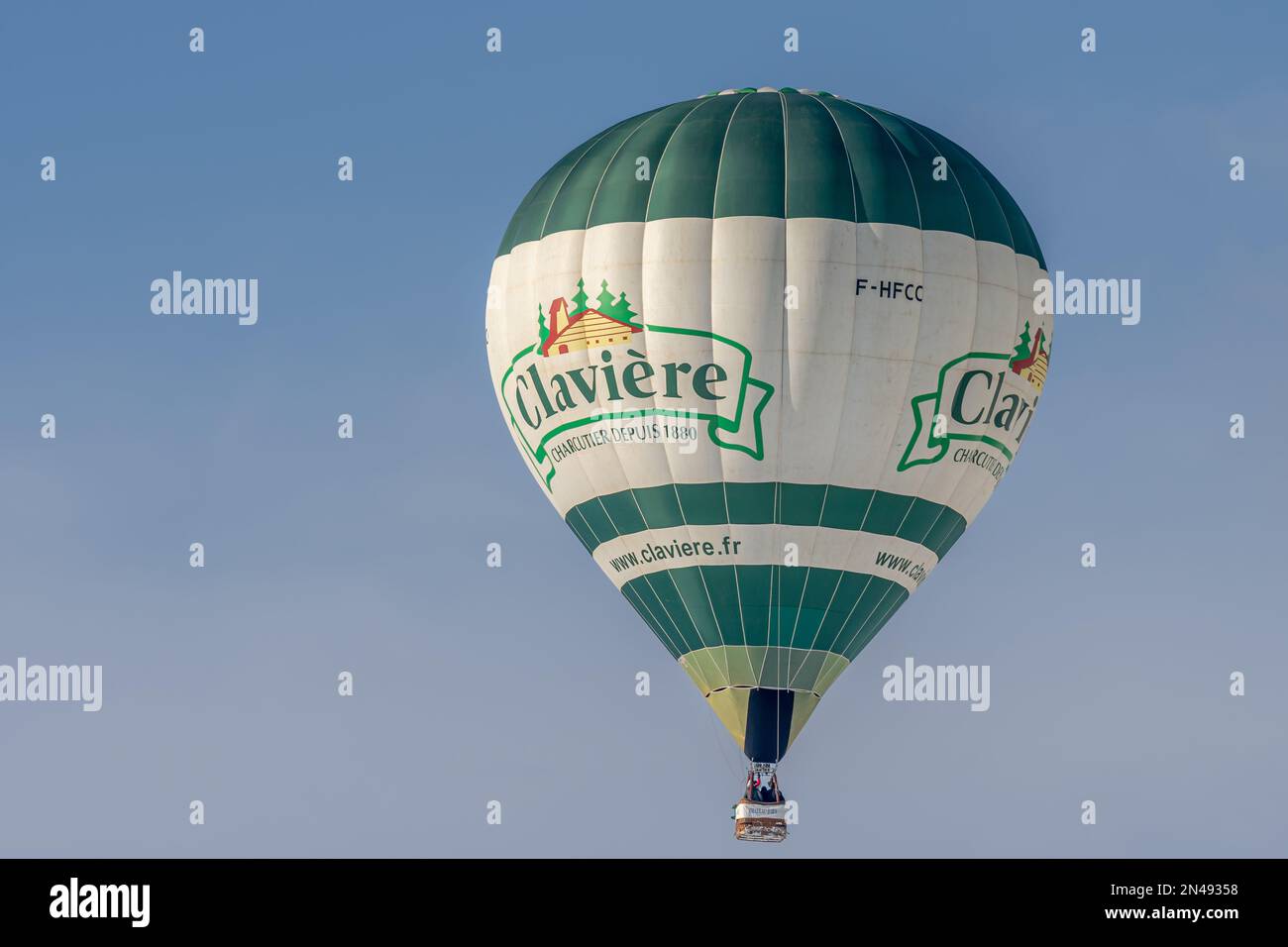 Chateau-d'Oex, Vaud, Schweiz - 23. Januar 2023: Heißluftballonfahrt der Claviere Food Company am Himmel. Stockfoto