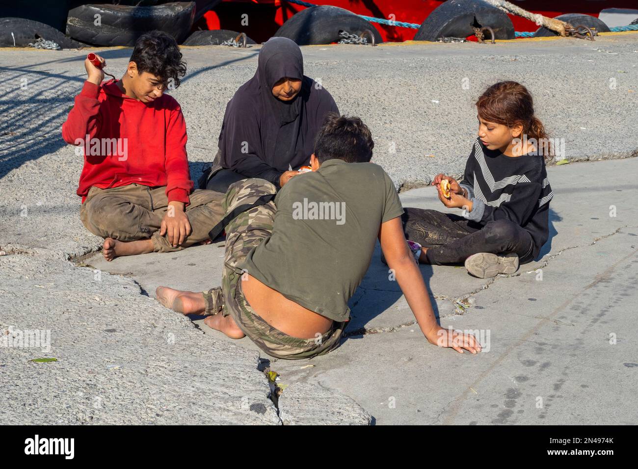 ISTANBUL - Okt 11: Streetlife. Frau mit Kindern isst am 11. Oktober in einer Straße von Istanbul. 2021 in der Türkei Stockfoto