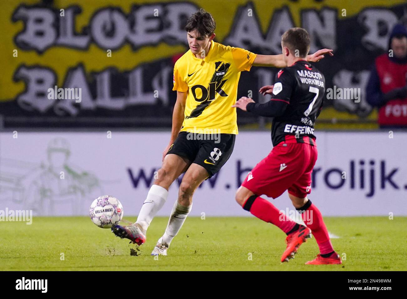 BREDA, NIEDERLANDE - FEBRUAR 7: Rowan Besselink von NAC Breda kämpft um den Ball mit Mats Kohlert von sc Heerenveen während des TOTO KNVB Cup - 1./8. Finalspiel zwischen NAC Breda und sc Heerenveen im Rat Verlegh Stadion am 7. Februar 2023 in Breda, Niederlande (Foto von Joris Verwijst/Orange Pictures) Stockfoto