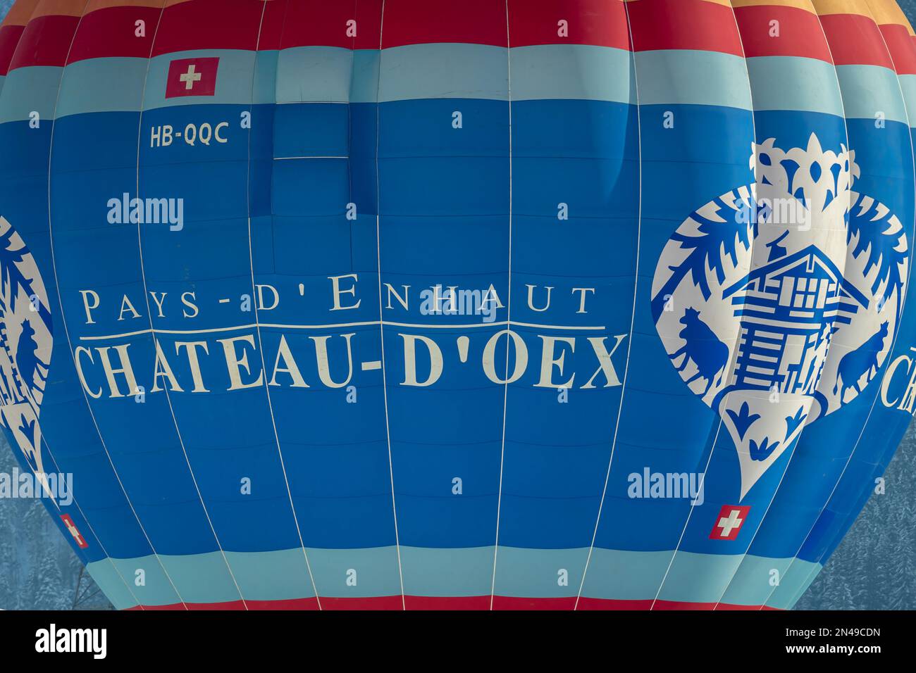 Chateau-d'Oex, Vaud, Schweiz - 23. Januar 2023: Heißluftballonfahrt am Himmel. Heißluftballonfahrt mit Erwähnung zahlt d'enhaut. Ballonfestival. Stockfoto