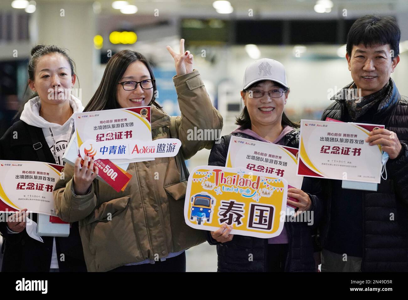 Peking, China. 8. Februar 2023. Touristen auf dem Weg nach Thailand posieren für Fotos am Beijing Capital International Airport in Peking, Hauptstadt von China, am 8. Februar 2023. Am Montag nahm China wieder Gruppenreisen in 20 Länder auf, darunter Thailand, die Malediven, die Vereinigten Arabischen Emirate, Russland und Neuseeland. Kredit: Ju Huanzong/Xinhua/Alamy Live News Stockfoto