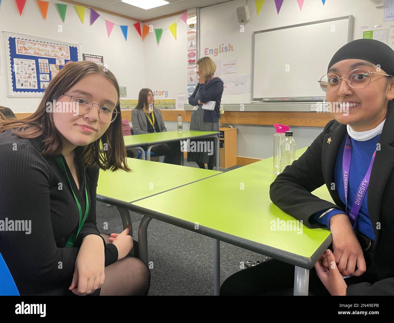 Wiktoria Narusz (links) und Jasmine Dhnota, beide 17-jährige Schüler des Landau Forte College, sagten, es sei „urreal“, die Prinzessin von Wales und Captain Preet Chandi während eines Besuchs im Landau Forte College in Derby zu treffen, um Captain Preet Chandis Rückkehr von ihrer Alleinexpedition über die Antarktis zu feiern. Bilddatum: Mittwoch, 8. Februar 2023. Stockfoto