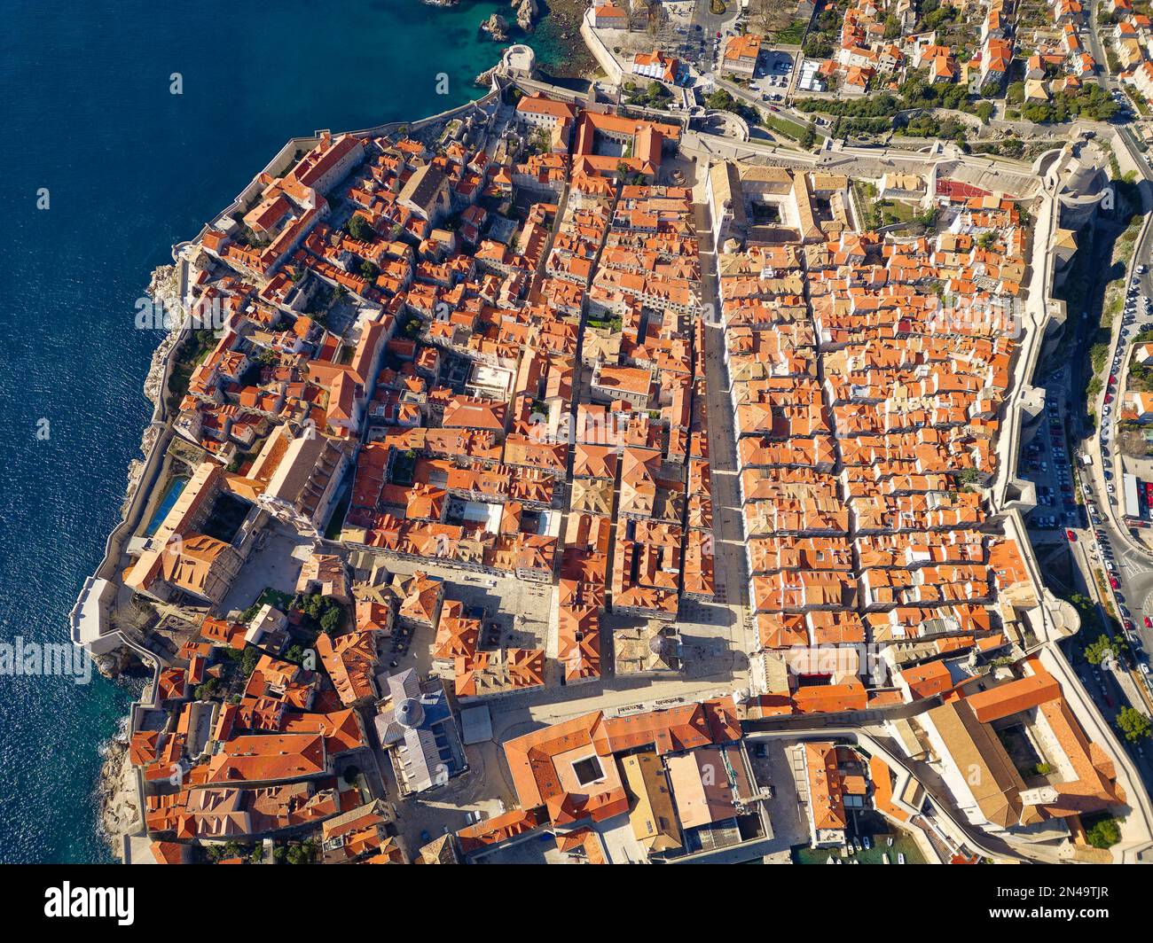 Luftaufnahme der Altstadt von Dubrovnik in Kroatien, UNESCO-Weltkulturerbe. Berühmte Touristenattraktion in der Adria. Stockfoto