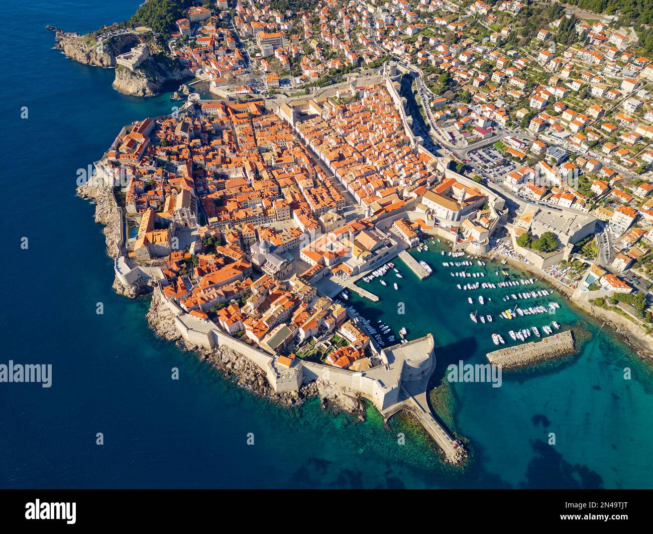 Luftaufnahme der Altstadt von Dubrovnik in Kroatien, UNESCO-Weltkulturerbe. Berühmte Touristenattraktion in der Adria. Stockfoto