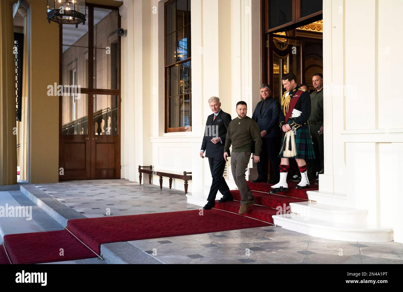 Der ukrainische Präsident Volodymyr Zelensky (2. links) kommt zu einer Audienz mit König Karl III. Im Buckingham Palace, London, während seines ersten Besuchs im Vereinigten Königreich seit der russischen Invasion der Ukraine. Bilddatum: Mittwoch, 8. Februar 2023. Stockfoto