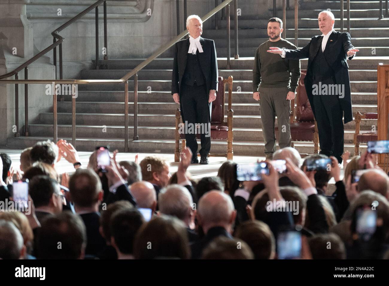 Der ukrainische Präsident Volodymyr Zelensky spricht während seines ersten Besuchs im Vereinigten Königreich seit der russischen Invasion der Ukraine in Westminster Hall in London vor Parlamentariern. Bilddatum: Mittwoch, 8. Februar 2023. Stockfoto