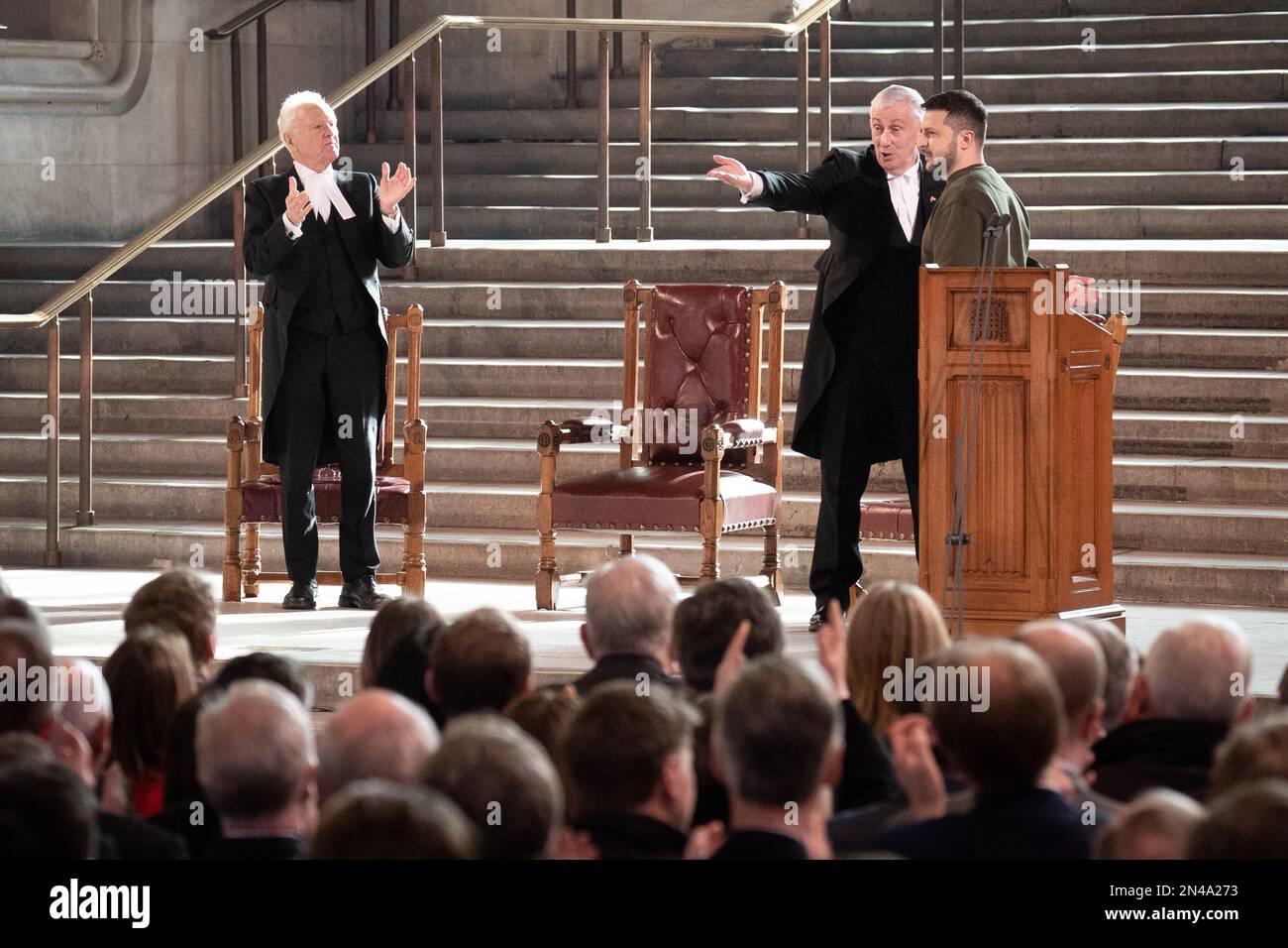 Lord McFall (links), Sprecher des Oberhauses, und Sir Lindsay Hoyle (Mitte), Sprecher des Unterhauses, begrüßen den ukrainischen Präsidenten Wolodymyr Zelensky in Westminster Hall in London, wo er während seines ersten Besuchs im Vereinigten Königreich seit der russischen Invasion der Ukraine vor Parlamentariern sprach. Bilddatum: Mittwoch, 8. Februar 2023. Stockfoto