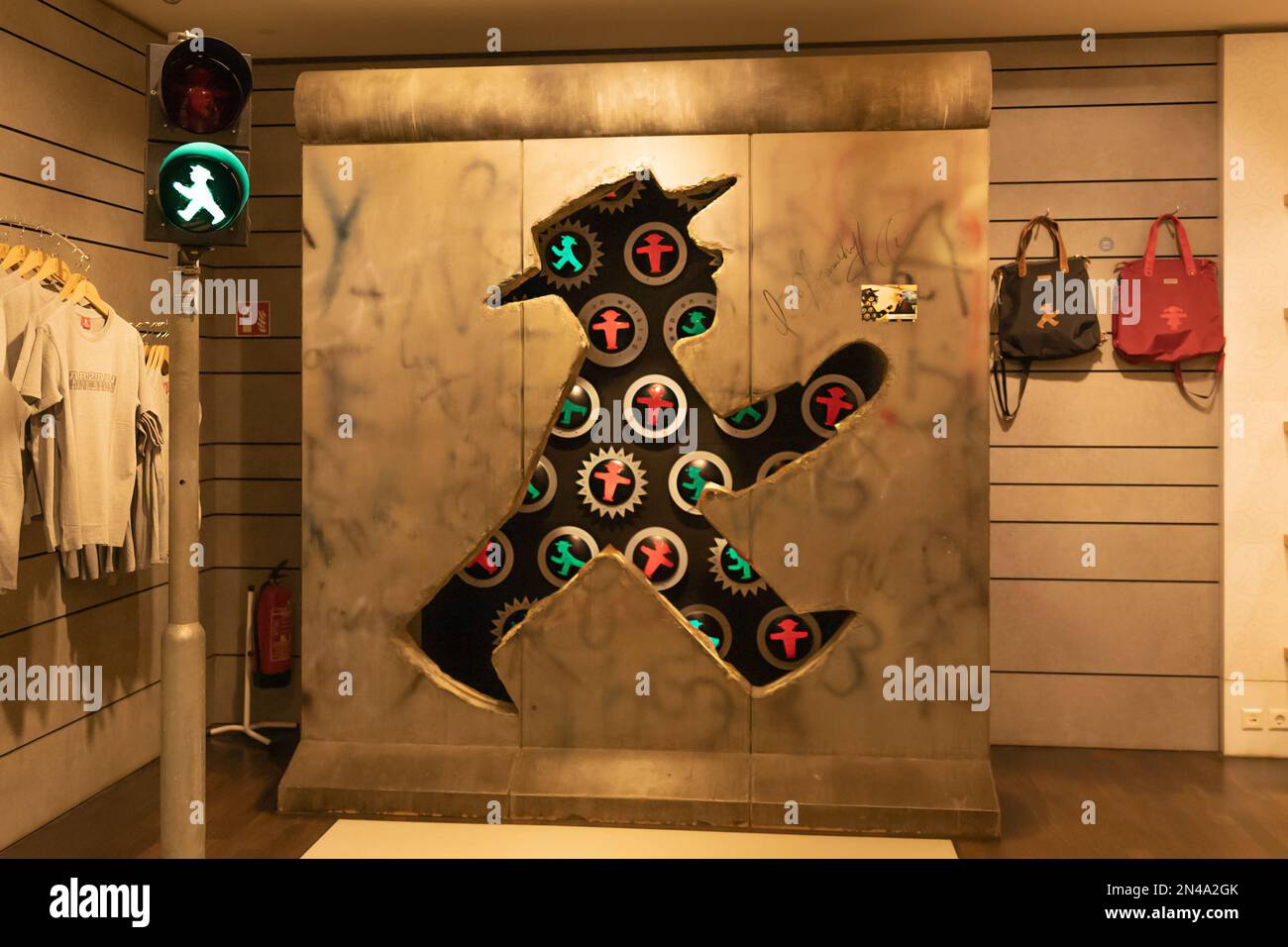 Im Laden der Ampelmänner oder Ampelmännchen. Der grün-rote Mann mit einem Hut. Symbol für die Fußgängerampel in Berlin. Stockfoto