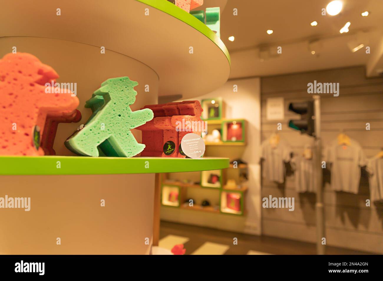 Im Laden der Ampelmänner oder Ampelmännchen. Der grün-rote Mann mit einem Hut. Symbol für die Fußgängerampel in Berlin. Stockfoto