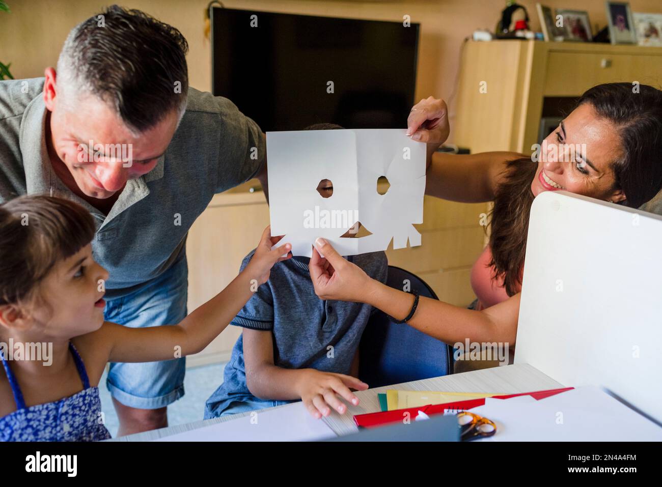 Familie mit Kindern, die Hausaufgaben zu Hause machen Stockfoto