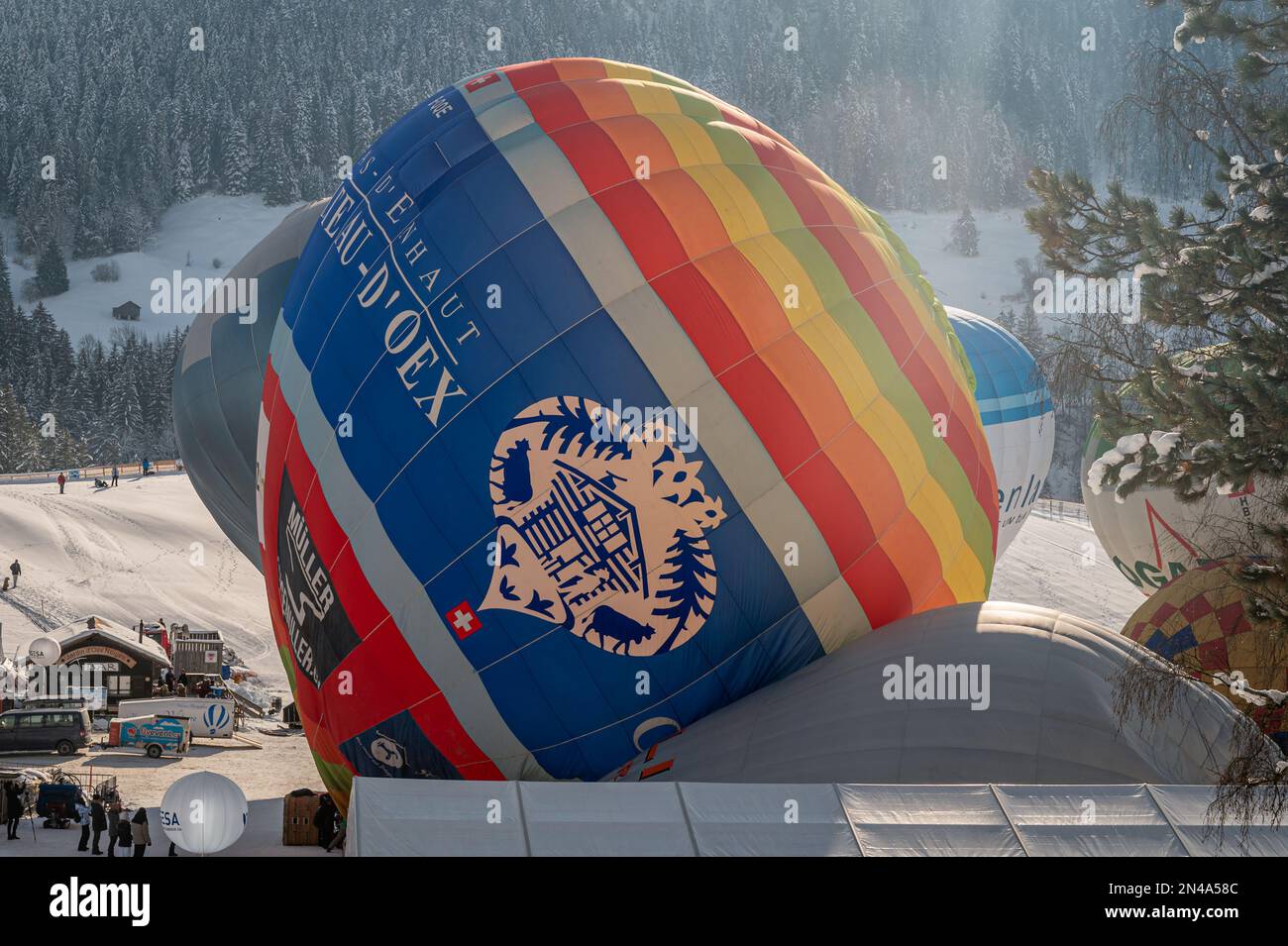 Chateau-d'Oex, Vaud, Schweiz - 23. Januar 2023: Heißluftballon. Personen, die für die Vorbereitung von Heißluftballonfahrten vor dem Flug arbeiten. Internatio Stockfoto
