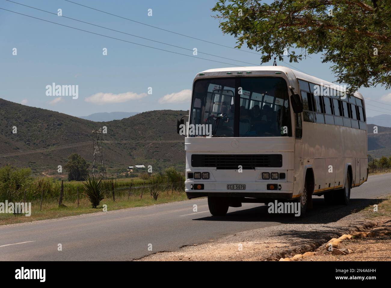 McGregor, Westkap, Südafrika. 2023. Schulbus nähert sich der Kleinstadt McGregor im Westkap. Stockfoto