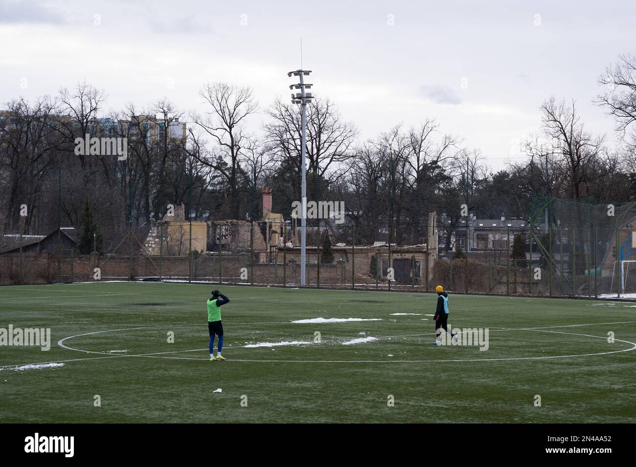 Die Leute spielen Fußball in Irpin Februar 2023 Stockfoto