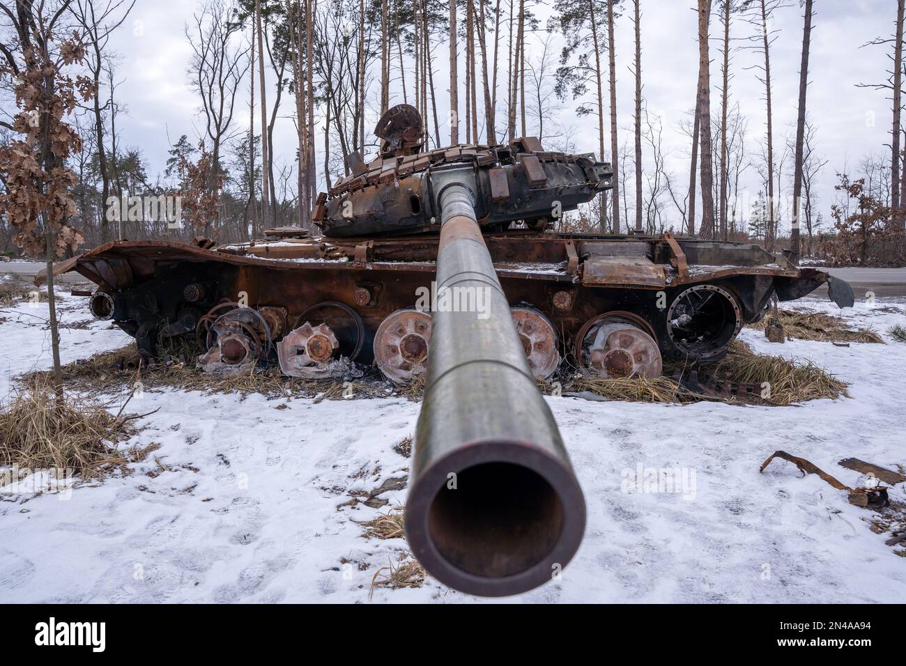 Zerstörter russischer Panzer liegt neben der Straße in Bucha Stockfoto
