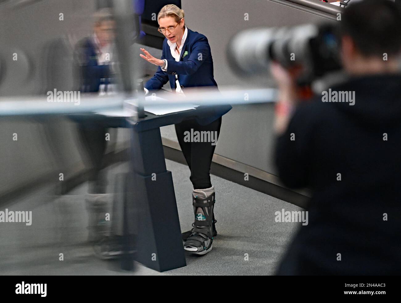 Berlin, Deutschland. 08. Februar 2023. Alice Weidel, Vorsitzende der AfD-Fraktion, spricht im Deutschen Bundestag nach der Erklärung der Bundeskanzlerregierung. Sie trägt eine Orthese nach einer Fußverletzung. Kredit: Philipp Znidar/dpa/Alamy Live News Stockfoto