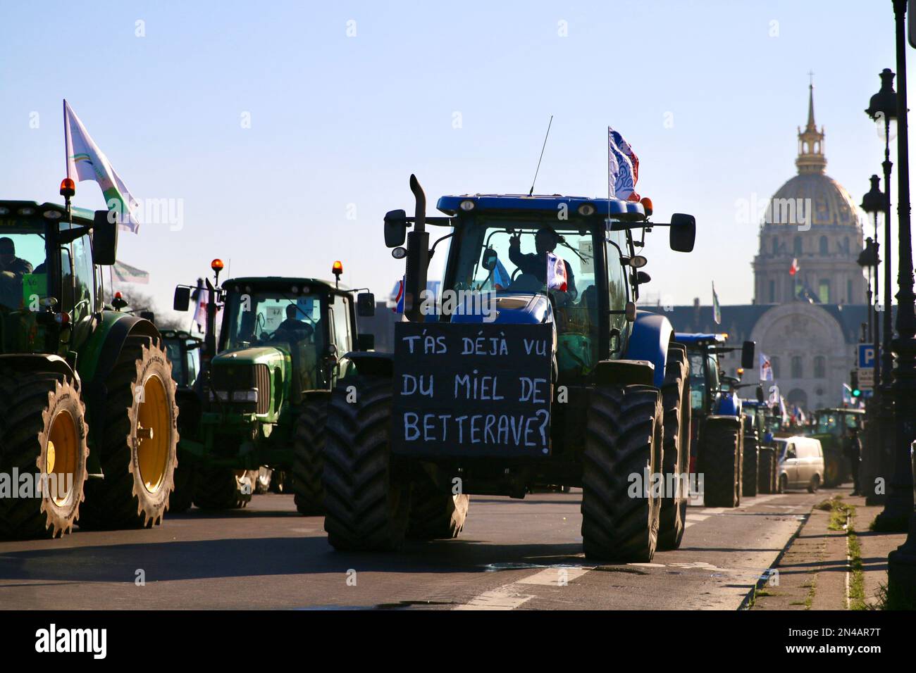 Paris - Les Invalides - manifestation des agriculteurs contre les restrictions imposées par le gouvernement sur l'usage de pesticides. 600 Zugmaschinen. Stockfoto