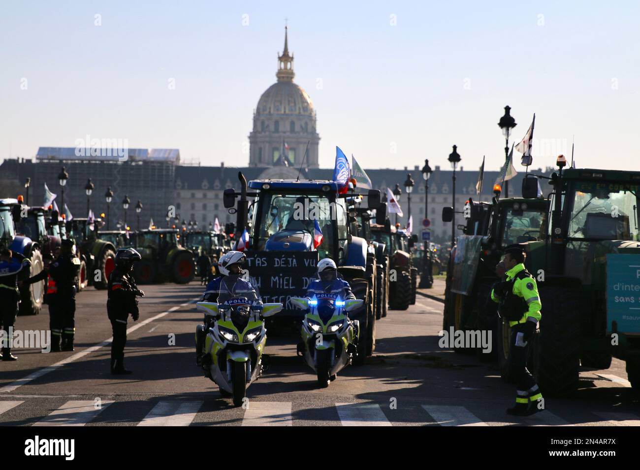 Paris - Les Invalides - manifestation des agriculteurs contre les restrictions imposées par le gouvernement sur l'usage de pesticides. 600 Zugmaschinen. Stockfoto