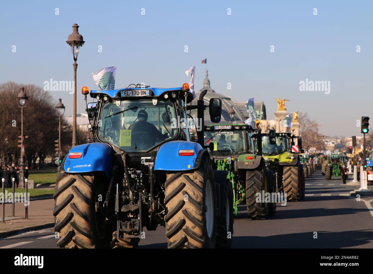 Paris - Les Invalides - manifestation des agriculteurs contre les restrictions imposées par le gouvernement sur l'usage de pesticides. 600 Zugmaschinen. Stockfoto